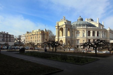 Театральная площадь — яркая жемчужина морского города (фоторепортаж) 