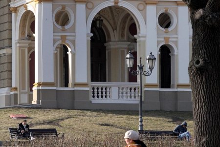 Театральная площадь — яркая жемчужина морского города (фоторепортаж) 