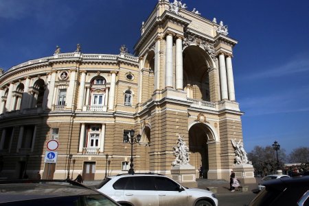 Театральная площадь — яркая жемчужина морского города (фоторепортаж) 