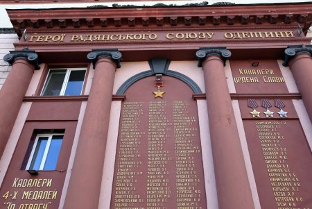 Театральная площадь — яркая жемчужина морского города (фоторепортаж) 