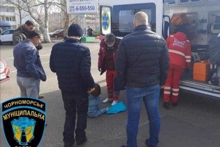 В центре Черноморска на пешеходном переходе сбили женщину и мужчину (фото, видео) 
