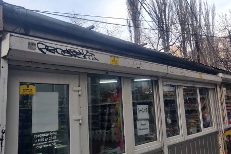 Демонтировали 25 незаконных рекламных вывесок с фасадов местных зданий (фото)