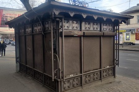 Демонтировали 25 незаконных рекламных вывесок с фасадов местных зданий (фото)