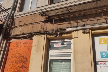 Демонтировали 25 незаконных рекламных вывесок с фасадов местных зданий (фото)
