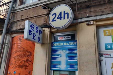 Демонтировали 25 незаконных рекламных вывесок с фасадов местных зданий (фото)