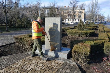 В Суворовском районе коммунальщики очистили три памятника и убрали территорию бювета