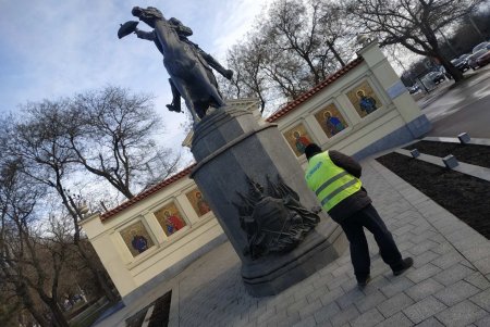 В Суворовском районе коммунальщики очистили три памятника и убрали территорию бювета