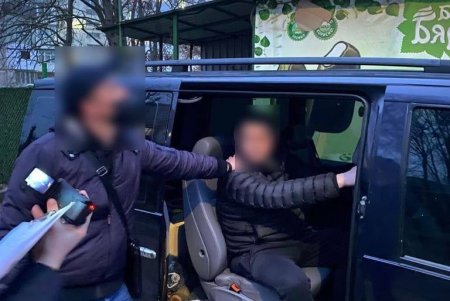 Госисполнитель Одесского района получил взятку в 400 долларов США за возвращение авто со штрафплощадки (фото)