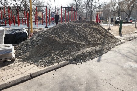 Одесса готовится к курортному сезону с наведения порядка на пляже «Отрада» (фото)