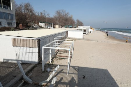 Одесса готовится к курортному сезону с наведения порядка на пляже «Отрада» (фото)