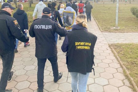 Полицейские и общественники закрасили более 600 рекламных надписей по продаже наркотиков в Приморском районе (фото)