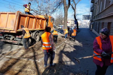 Подрезали деревья, вывозили мусор и шины: во всех районах города прошел масштабный субботник (фото)