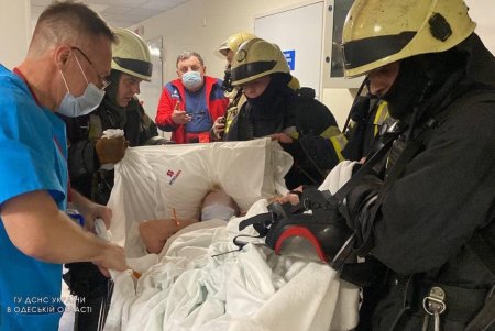 Во время тушения пожара в частной клинике на Варненской спасатели эвакуировали почти 30 пациентов (фото)