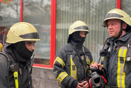 Во время тушения пожара в частной клинике на Варненской спасатели эвакуировали почти 30 пациентов (фото)