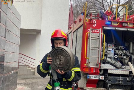 Во время тушения пожара в частной клинике на Варненской спасатели эвакуировали почти 30 пациентов (фото)