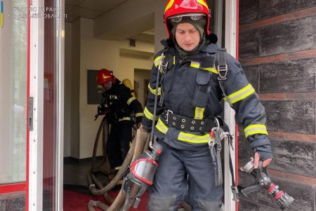 Во время тушения пожара в частной клинике на Варненской спасатели эвакуировали почти 30 пациентов (фото)
