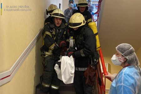 Во время тушения пожара в частной клинике на Варненской спасатели эвакуировали почти 30 пациентов (фото)