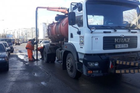 В Одессе коммунальщики продолжают расчищать и ремонтировать дождеприемную сеть (фото)