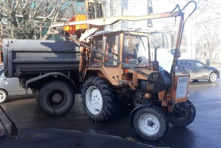 В Одессе коммунальщики продолжают расчищать и ремонтировать дождеприемную сеть (фото)