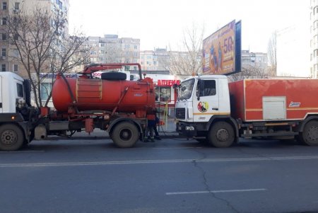 Коммунальщики прочищают дождеприемники на четырех локациях (фото)