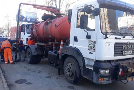 Коммунальщики прочищают дождеприемники на четырех локациях (фото)