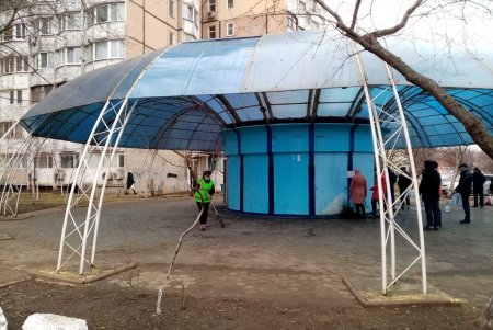В Киевском районе коммунальщики привели в надлежащее состояние территории трех бюветов (фото)