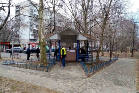 В Киевском районе коммунальщики привели в надлежащее состояние территории трех бюветов (фото)