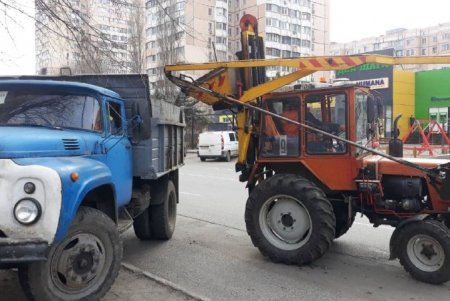 В Приморском и Суворовском районах коммунальщики ремонтируют и очищают дождеприемники (фото)