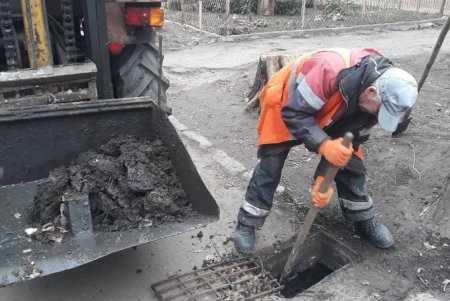 В Приморском и Суворовском районах коммунальщики ремонтируют и очищают дождеприемники (фото)