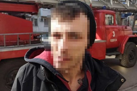 Среди дня на Академика Филатова мужчина пытался по балкону влезть в чужую квартиру на четвертом этаже (фото) 