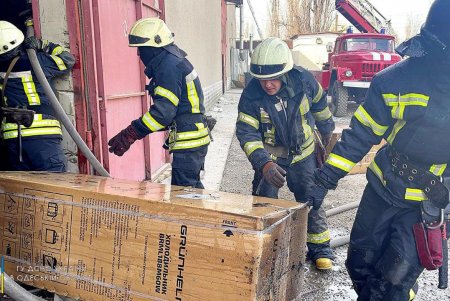 Одесские спасатели ликвидировали масштабный пожар на складах (фото)