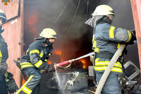 Одесские спасатели ликвидировали масштабный пожар на складах (фото)