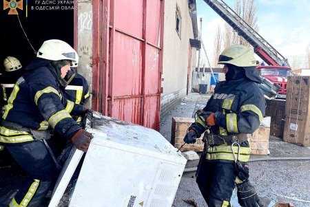 Одесские спасатели ликвидировали масштабный пожар на складах (фото)