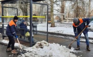 Коммунальщики проводят комплексную уборку дворов, ликвидируют стихийные свалки и моют остановки (фото)