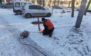 Коммунальщики проводят комплексную уборку дворов, ликвидируют стихийные свалки и моют остановки (фото)