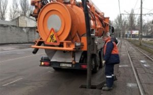 Коммунальщики проводят комплексную уборку дворов, ликвидируют стихийные свалки и моют остановки (фото)
