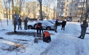 Коммунальщики проводят комплексную уборку дворов, ликвидируют стихийные свалки и моют остановки (фото)
