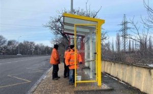 Коммунальщики проводят комплексную уборку дворов, ликвидируют стихийные свалки и моют остановки (фото)