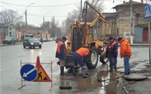 Коммунальщики проводят комплексную уборку дворов, ликвидируют стихийные свалки и моют остановки (фото)