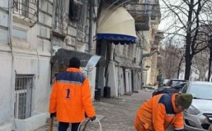 Коммунальщики проводят комплексную уборку дворов, ликвидируют стихийные свалки и моют остановки (фото)