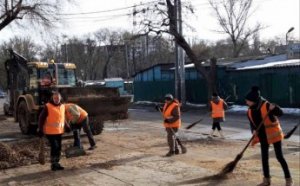 Коммунальщики проводят комплексную уборку дворов, ликвидируют стихийные свалки и моют остановки (фото)