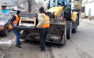 Коммунальщики проводят комплексную уборку дворов, ликвидируют стихийные свалки и моют остановки (фото)