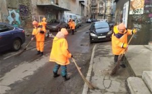 Коммунальщики проводят комплексную уборку дворов, ликвидируют стихийные свалки и моют остановки (фото)