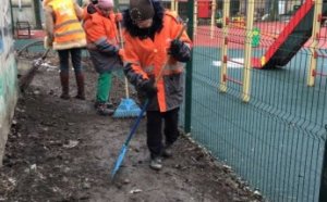 Коммунальщики проводят комплексную уборку дворов, ликвидируют стихийные свалки и моют остановки (фото)