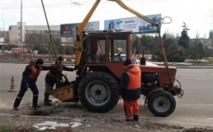 Коммунальщики проводят комплексную уборку дворов, ликвидируют стихийные свалки и моют остановки (фото)