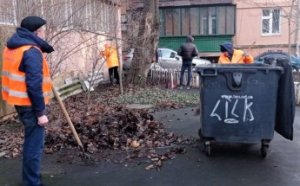 Коммунальщики проводят комплексную уборку дворов, ликвидируют стихийные свалки и моют остановки (фото)