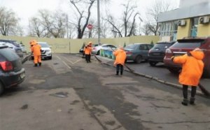 Коммунальщики проводят комплексную уборку дворов, ликвидируют стихийные свалки и моют остановки (фото)
