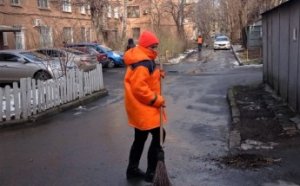 Коммунальщики проводят комплексную уборку дворов, ликвидируют стихийные свалки и моют остановки (фото)