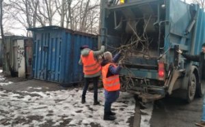 Коммунальщики проводят комплексную уборку дворов, ликвидируют стихийные свалки и моют остановки (фото)