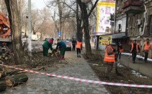 Коммунальщики проводят комплексную уборку дворов, ликвидируют стихийные свалки и моют остановки (фото)